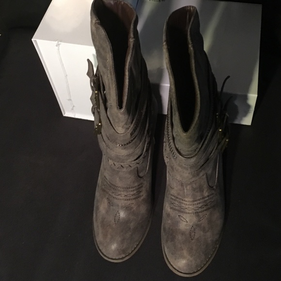 Sheryl Taupe boots by Leila Stone size 7 1/2 Med - Picture 3 of 6